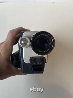 Sony CCD-TRV118 Digital Handycam Hi8 Video Camcorder NightShot 2.5 LCD BUNDLE
